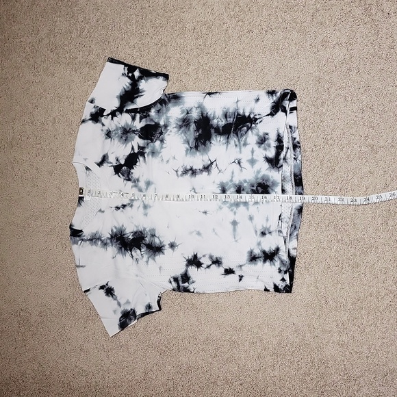 lululemon Train to Be Short Sleeve *Shibori size XS EUC - Picture 2 of 5